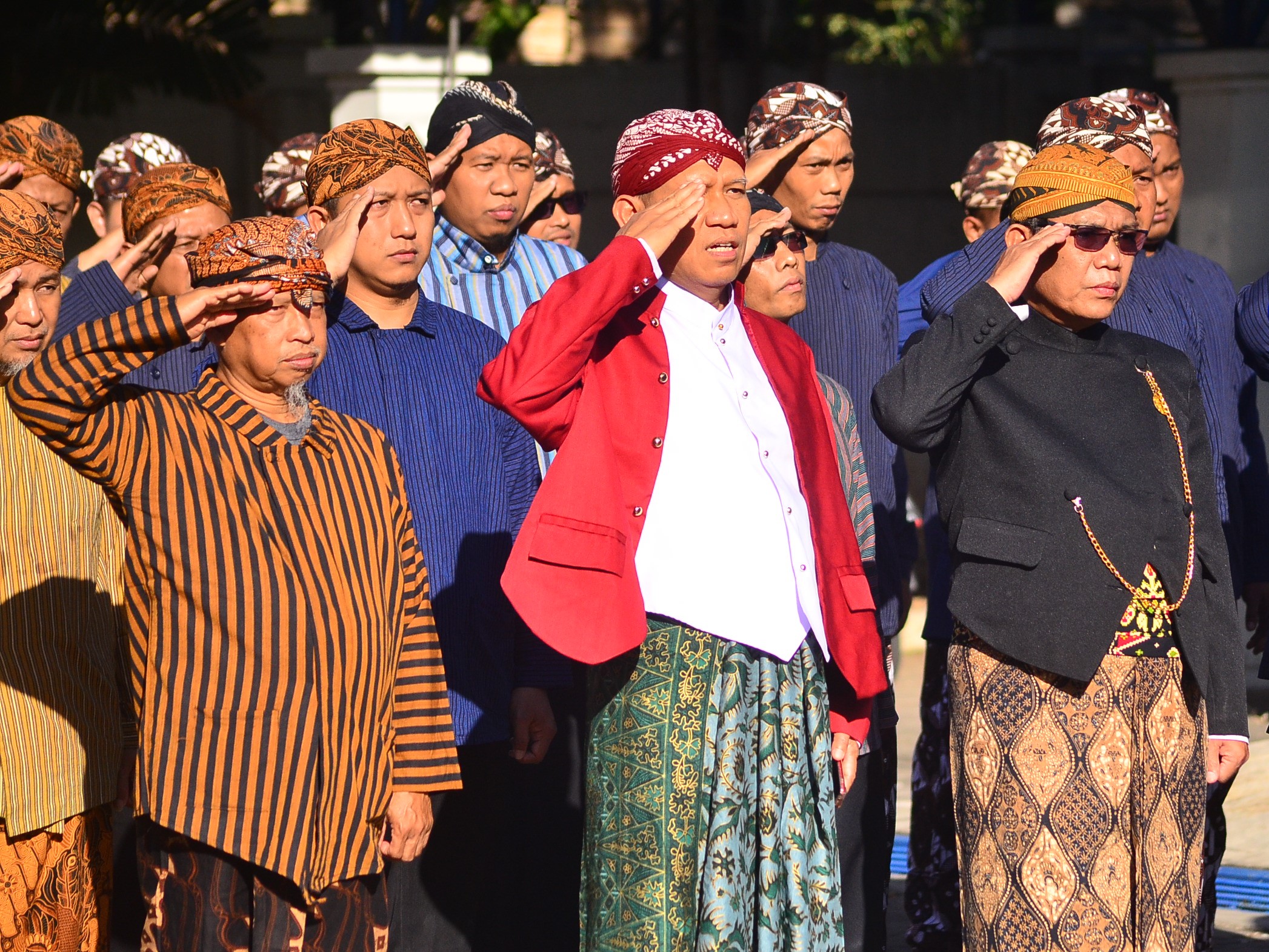 Pegawai Balmon Semarang mengikuti upacara bendera