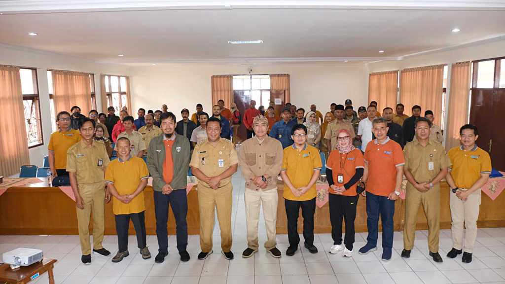 Peserta Kegiatan Sosialisasi Pengawasan dan Pengendalian Spektrum Frekuensi Radio dalam Sesi Foto Bersama