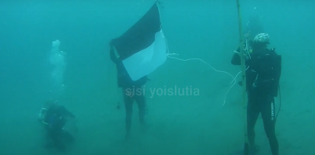 Upacara Pengibaran Bendera Bawah Laut