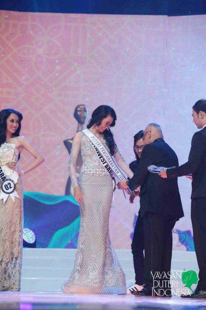 Pemasangan selempang Putri Persahabatan Tahun 2018