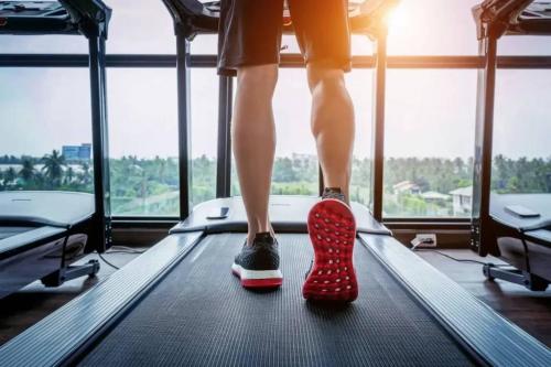 male-feet-sneakers-running-treadmill-gym-exercise-concept-1024x683